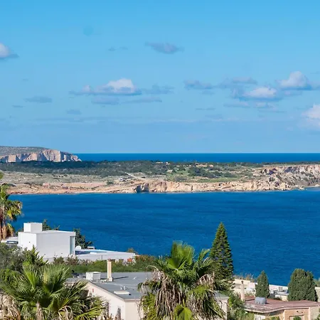 Alexandra: Sea Views Pool Jacuzzi Sauna Villa Mellieha