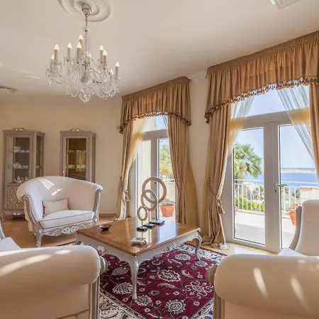 Villa Alexandra: Sea Views Pool Jacuzzi Sauna *