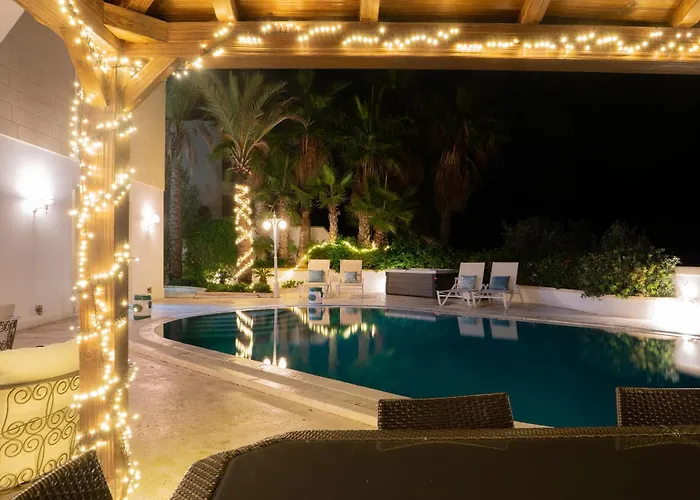 Alexandra: Sea Views Pool Jacuzzi Sauna *