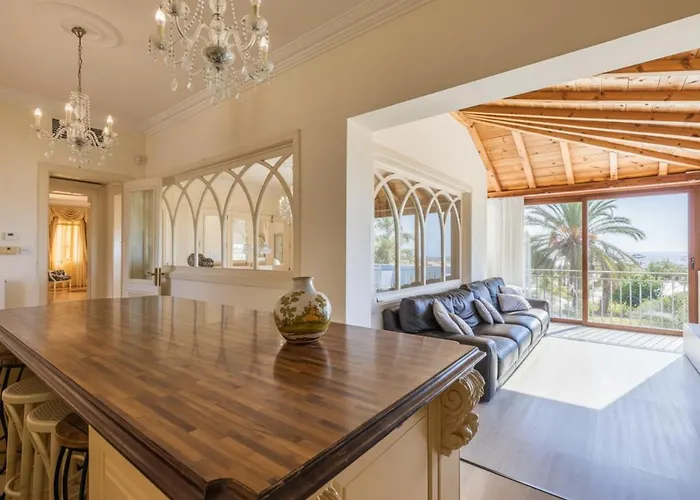 빌라 Alexandra: Sea Views Pool Jacuzzi Sauna