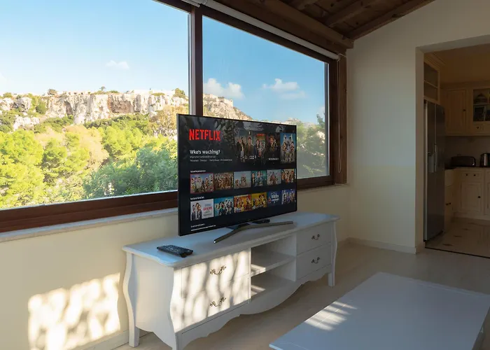 Alexandra: Sea Views Pool Jacuzzi Sauna 멜리에하