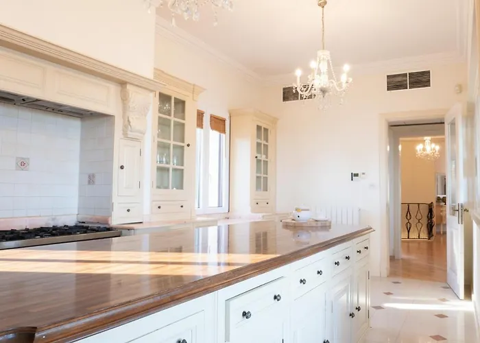 Alexandra: Sea Views Pool Jacuzzi Sauna 멜리에하