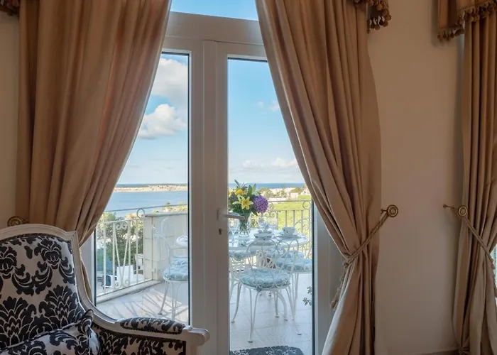 Alexandra: Sea Views Pool Jacuzzi Sauna 멜리에하