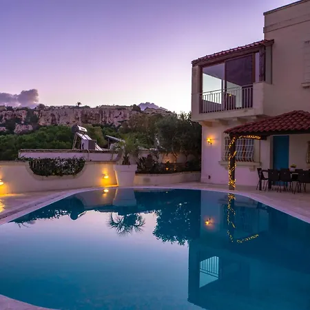 Villa Alexandra: Sea Views Pool Jacuzzi Sauna *