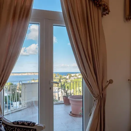 Villa Alexandra: Sea Views Pool Jacuzzi Sauna Mellieħa