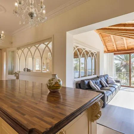 Villa Alexandra: Sea Views Pool Jacuzzi Sauna