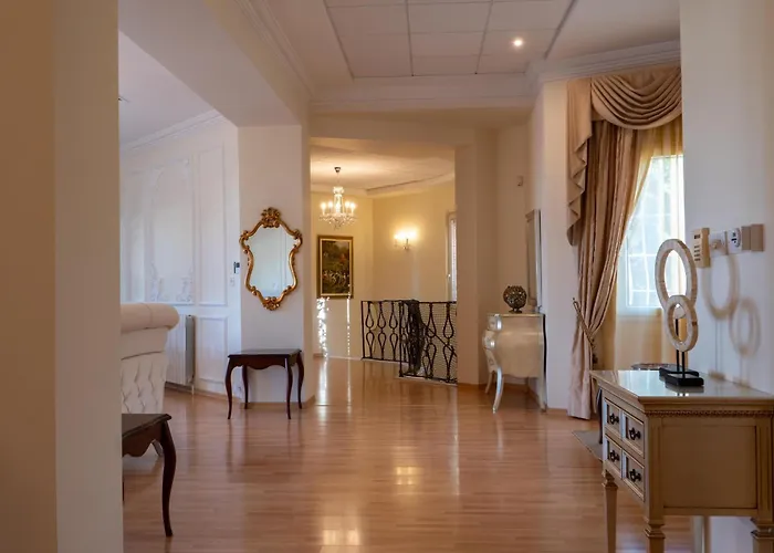 Alexandra: Sea Views Pool Jacuzzi Sauna Vila