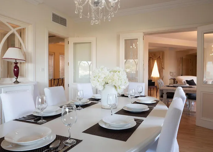 Alexandra: Sea Views Pool Jacuzzi Sauna 멜리에하