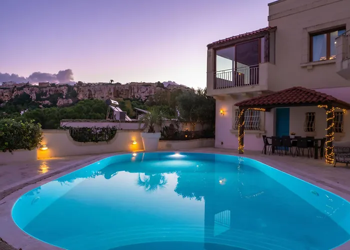 Alexandra: Sea Views Pool Jacuzzi Sauna